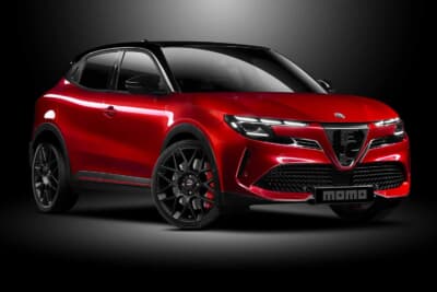 MOMO REVENGE 2.0：アルファロメオ「ジュニア」装着イメージ。マットブラックの8スプリットスポークがレッドボディと鮮やかなコントラストをなす