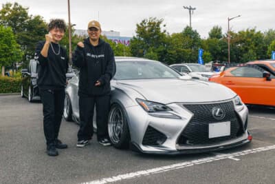 レクサス RC F：オーナーの秋吉拓人さん（右）と愛車のRC F。TOYO TIRES FAN MEETING 2025 in TOKYOにてベスト・オブ・プロクセス賞を受賞した