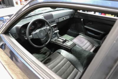 ポルシェ 924S：水平基調で機能的なインパネ周り。ブラックで統一されたスパルタンな室内だ