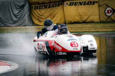 ドライバーとパッセンジャーの共同作業といえるサイドカーレース。優れたテクニックは当然としてお互いの信頼関係も不可欠なのだ