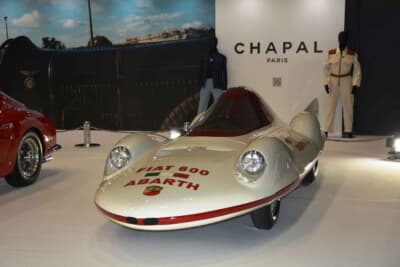 フィアット アバルト 750 レコルド エンデューロ ピニンファリーナ：極限まで空気抵抗を削ぎ落としたフロントマスクだ。かつてモンツァで数々の世界記録を打ち立てた伝説の息吹を伝える