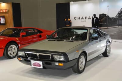 ランチア モンテカルロ：シルバーとブラックのツートーンカラーが美しいフロント斜めからの姿だ。黒いプラスチックを用いたノーズが、他に類を見ない個性的な表情を演出している