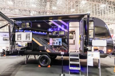 JAYCO 19MBS-BAJA：スライドアウトとオーニングを展開し、広大な居住空間を提供する