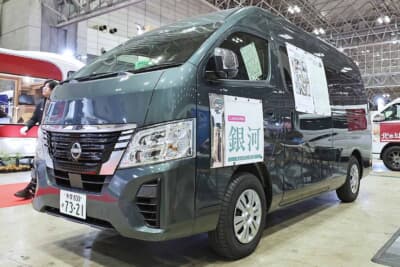 日産キャラバン標準幅スーパーロングをベースとしたバンコンキャンピングカーだ