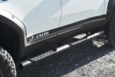 トヨタ ランドクルーザー250：径76.2mmバーのサイドステップ。乗降部には樹脂成形ステップを配置しており、ブランドロゴ入りの金属プレートがデザインのアクセントだ