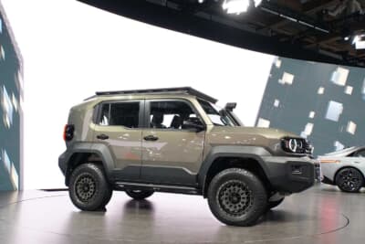 トヨタ ランドクルーザーFJ:Air/G VULCAN。ヘキサゴン型のホールが個性的で、タフでありながら洗練された都会的なイメージを表現。※ホイールマッチングはCGによる予想