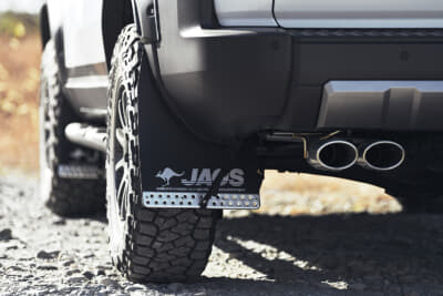 トヨタ ランドクルーザー250：フルステンレス製マフラーはオーバル2本出し（115×61mm）。エンド部分のロゴと無骨なマッドガードの相乗効果で、リアの迫力を高めている