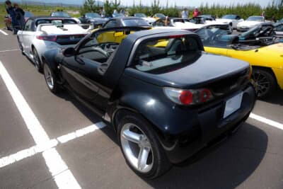 スマート ロードスター：ノッチバック形状のリアがロードスターの特徴。クーペはガラスのリアハッチを備えており、積載量はロードスターを大きく凌駕する