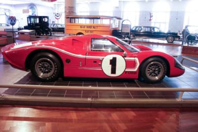 1967年のル・マン24時間レースで優勝を飾ったフォード「マークIV」。左右で色が異なるスピンナーにも注目