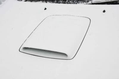 日産 ブルーバード SSS-R：インタークーラーへ効率的に走行風を導く、ボンネット上の大型エアインテーク