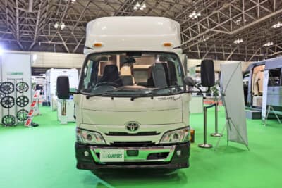 レガードNeo+:正面から見ると、通常のキャブコンよりも全高が抑えられ、走行安定性の要となる「低重心化」が図られていることがよくわかる