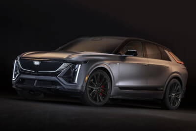 キャデラック・リリックV:ローダウンされた精緻なフォルムに22インチ大径ホイールが力強い存在感を刻む