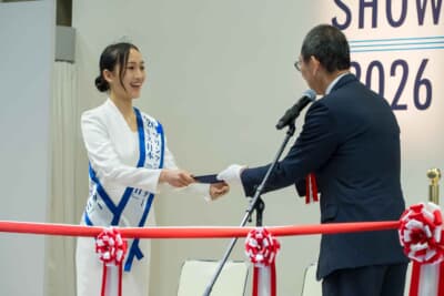 2026ミス日本「海の日」である野口絵子さんが、ジャパンインターナショナルボートショー2026の開会式にて「JMIAマリンアンバサダー」に任命された