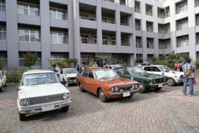 日産 バイオレットバン：「クラシックカーフェスティバルイン桐生」の同世代日産車エリアに並ぶ1974年式スーパーデラックス