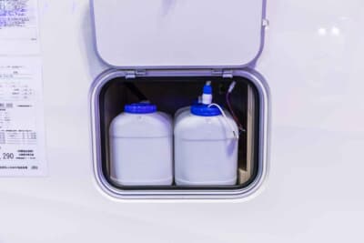 VANTECH ASTRARE TRIAS 480：車体左側面に設けられた外部アクセス扉。給排水用のポリタンクがスッキリと収納されている