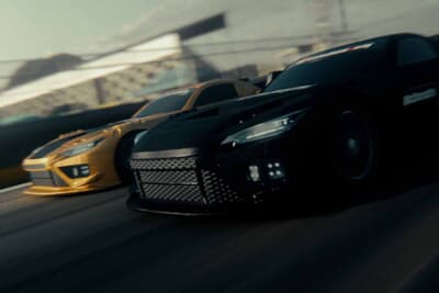 コラボムービー「DREAM MATCH」の一場面。ブラックとゴールドの2台がサーキットで激しいバトルを展開する