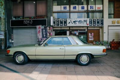 メルセデス・ベンツ 450SLC：ホイールベースが2シーターの「SL」よりも約360mm延長された4シータークーペとなる