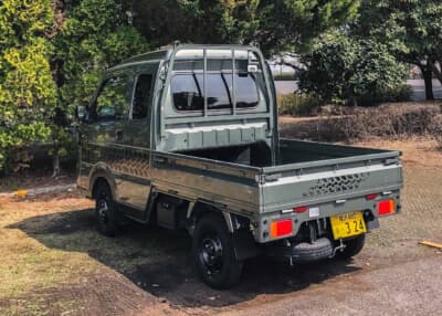 スズキ スーパーキャリイ Xリミテッド：最大積載量350kgを誇る三方開きの荷台。荷台床面前後長は1975mmを確保している