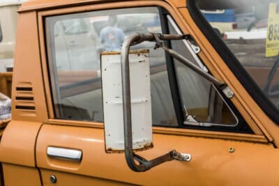 シボレー LUV：ピックアップトラックならではの無骨な大型サイドミラーが装着されている