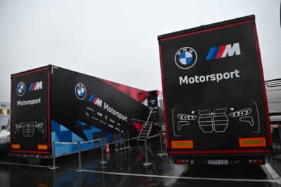 BMWモータースポーツワークスのトランポ。最新のキドニーグリルのイラストがおしゃれ