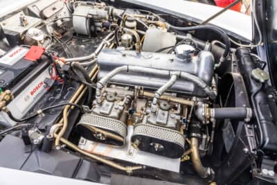メルセデスベンツ 190SL：1900ccの直列4気筒エンジンを搭載。隅々まで美しく磨き上げられている
