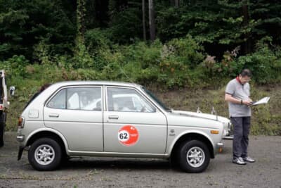 ホンダ ライフ：今回は役割を逆転して参加。出走前のコマ図確認に余念がない小澤さん