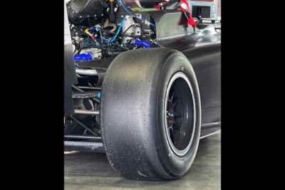 過酷なレース環境に耐え抜くための、グリップ力に優れた専用コンパウンド