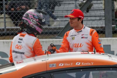 トップチェッカーを受けた坪井翔と山下健太が健闘を称え合う