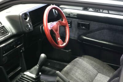 トヨタ AE86カローラ・レビン：ベースモデルの落ち着いたトーンを活かしつつ、シートファブリックやドアトリムを刷新。過度な加飾を排し、ドライバーが人馬一体の走りに没頭できる高品質な空間が提供される