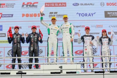 快晴の岡山国際サーキットで行われた、GT300クラスの華やかなポディウム