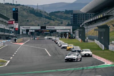 完熟走行では先導するプロドライバーのライン取りをトレースしながらゆっくり走る。熟練度を問わず有意義な時間だ