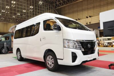 レクビィ プラス LIV'N：ベース車は日産キャラバンのナローボディ・スーパーロング・ハイルーフ仕様。全長5080mmの室内空間を確保しながら運転しやすい車幅を実現する