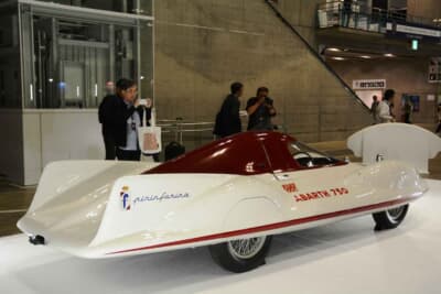 フィアット アバルト 750 レコルド エンデューロ ピニンファリーナ：地を這うような流麗なサイドビューだ。ドライバーは極小のコクピット内で過酷なレコード挑戦を何時間も戦い抜いた