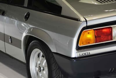 ランチア モンテカルロ：斜め後方の視界を確保するため、リアのフライングバットレスに追加されたガラスエリアだ。第2シリーズへのマイナーチェンジを象徴するディテールである