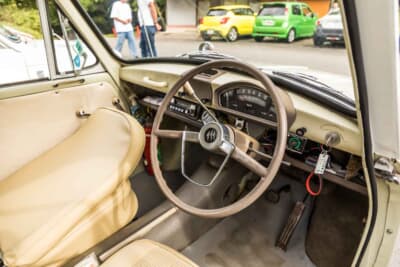 ミツビシ 360バン：商用車でありながらホーンリングを備えるなど、お洒落な仕立てだ