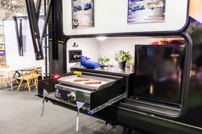 JAYCO 19MBS-BAJA：オーニング下に備わる簡易キッチン。屋外での調理に対応する