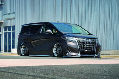 トヨタ アルファード：あえて標準グレードで勝負するという逆張りスタイルが注目のポイント