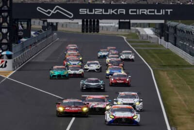 「SUZUKA 5時間レース」決勝のスタートシーン。GT3クラスを筆頭に9クラス47台が入り乱れ、鈴鹿の5時間に挑んだ