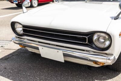 丸型2灯とブラックグリルが特徴的なフロントフェイス。チェリーは日産初のFF乗用車として1970年に登場した