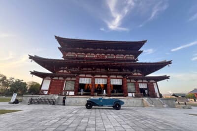 薬師寺大講堂を間近に望む場所に展示されたロールス ロイス ファントムIはベストオブショー受賞車。インド人オーナーが持ち込んだ世界的な希少車だ