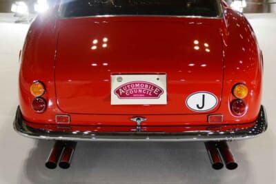 フェラーリ 250GT-SWB： 官能のV12サウンドを放つ、伝統の4本出しエキゾースト