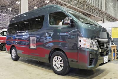 OMC キャラバン銀河：ボディサイドには車載用クーラーの室外機排気口が架装されている。外観はベース車のキャラバンとほぼ変わらないコンパクトなシルエットだ