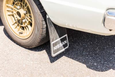 日産 バイオレット・オースター 1400DX：エンケイマグレーシングホイールと、NISSANロゴ入りマッドフラップ