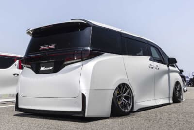 トヨタ ヴェルファイア：ギラギラ感を抑えてシンプルに仕上げるため、純正メッキやランプ類をスモーク加工している