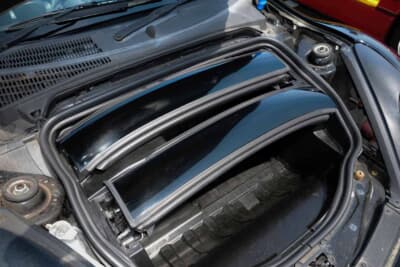 スマート ロードスター：各パーツを脱着してオープンに。エンジンはリアに搭載されているため、ボンネットを開けるとそこそこ大きなスペースが確保できる