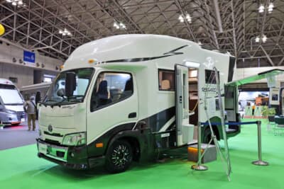 レガードNeo+:エントランスドアを開けた状態。継ぎ目のないFRP一体成形のスタイリッシュなボディラインが際立つ