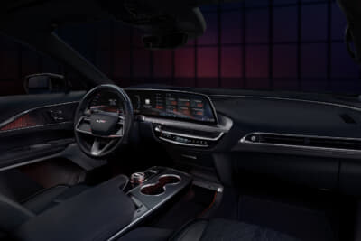 キャデラック・リリックV:パフォーマンスステアリングとシグネチャーシートで構築されるスポーツラグジュアリーなキャビン