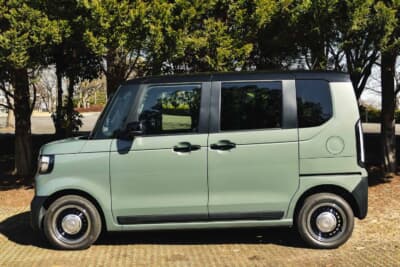 ホンダ N-BOX JOY:ブラックのドアロアーガーニッシュが視覚的な重心を下げ、どっしりとした安定感を強調する