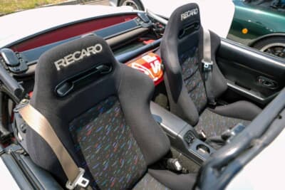 マツダ「ミアータ」：シートは左右ともレカロのセミバケットに交換。座面や背もたれの柄から1990年代の製品と思われるが擦り切れもなく状態は極上だ