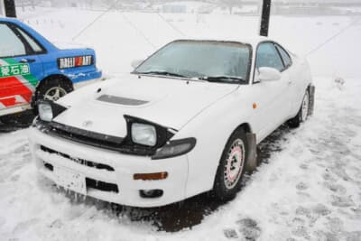 トヨタ セリカ GT-FOUR RC：雪化粧したフロントマスク。5000台限定のホモロゲーションモデルの凄みが漂う